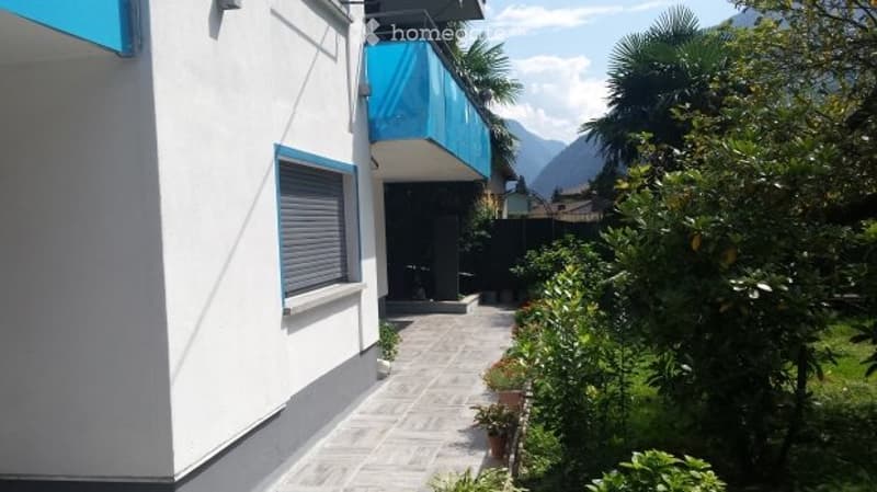 Villa con giardino e piscina (5)