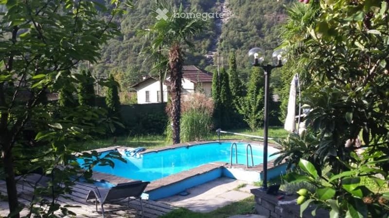 Villa con giardino e piscina (3)