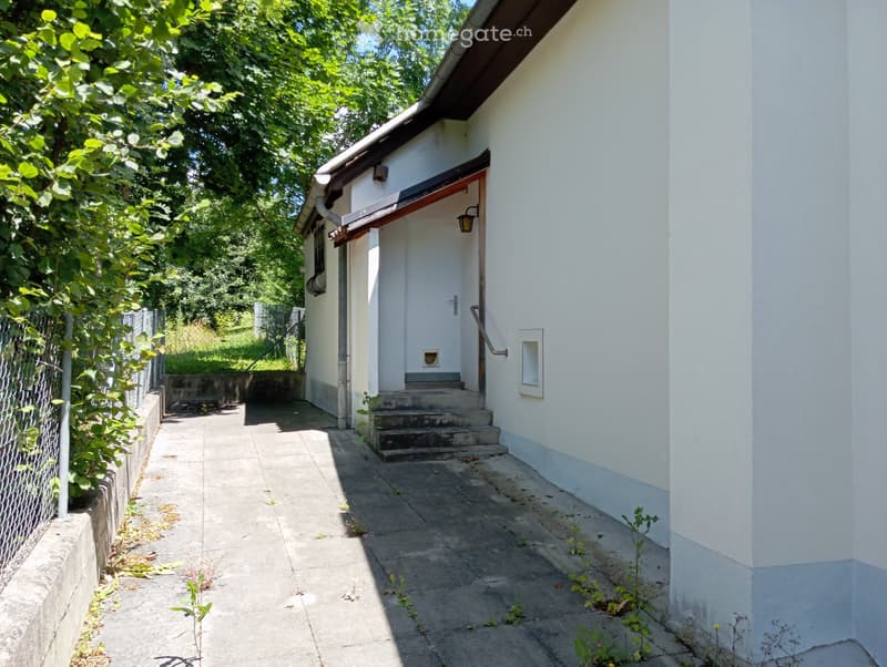 Freistehendes Einfamilienhaus mit grossen Grundstück (2)