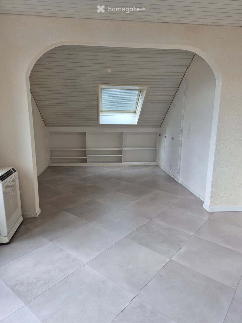 Helle teilmöblierte 3.5-Zimmer-Wohnung mit Balkon (5)