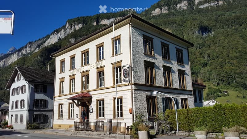 Grosszügiges Zimmer in historischen Gasthaus Diesbach (1)