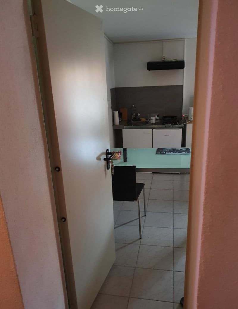 Zimmer mit Küchenzeile komplett möbliert (5)