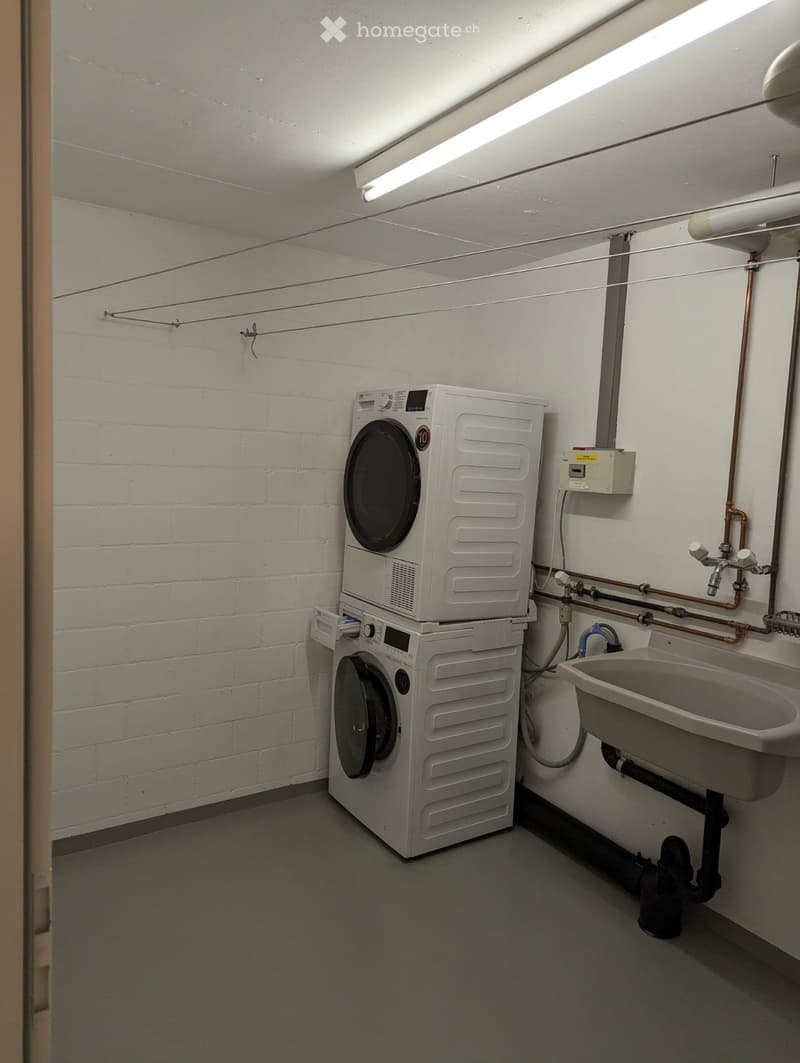 Grosszügige 2.5-Zimmer-Wohnung in Urnäsch Balkon, Bartheke (5)