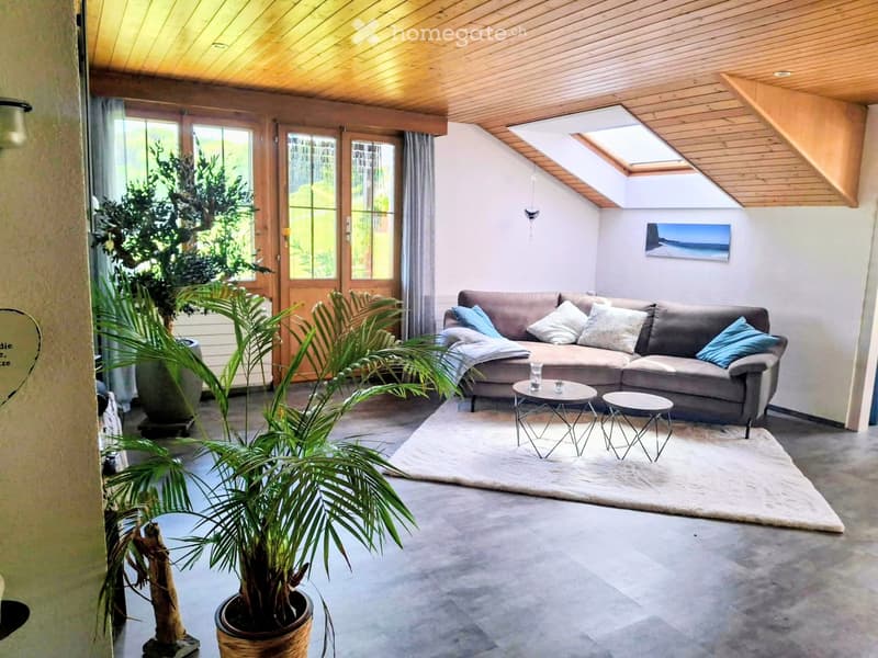 Charmante 3,5 Zimmer-Dachwohnung mit Blick auf die Berge (1)