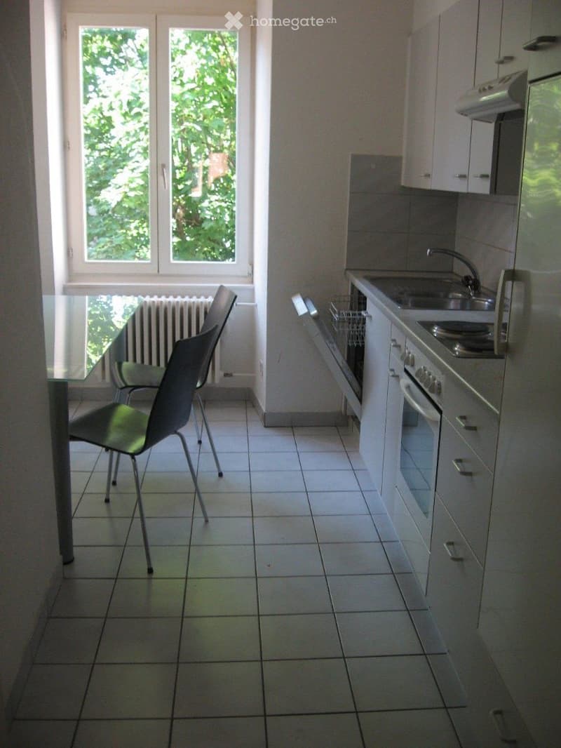 Zu vermieten: Helle und moderne 4.5-Zimmer-Wohnung mit Veran (2)