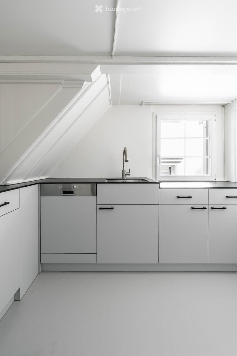 Neu Renoviert, im Zentrum, mit Balkon, 100m2, 4-Zimmer (2)