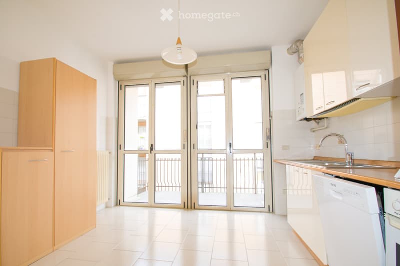 Geräumige, unmöblierte Wohnung im Zentrum von Luino. (3)