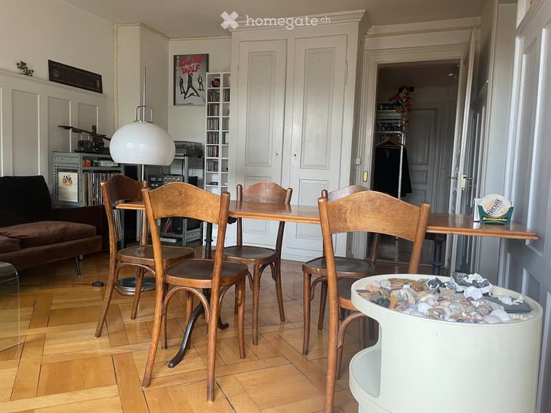 Möbilierte Altbauwohnung mit kleinem Balkon im Niederdorf (1)