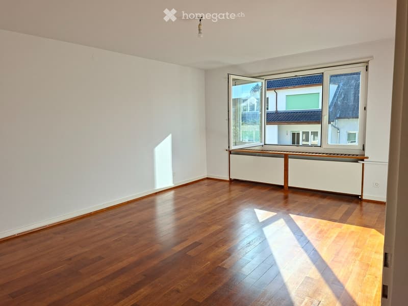Grosse, charmante+zentrale 4.5-Zi-Whn mit Balkon/renov. (2)