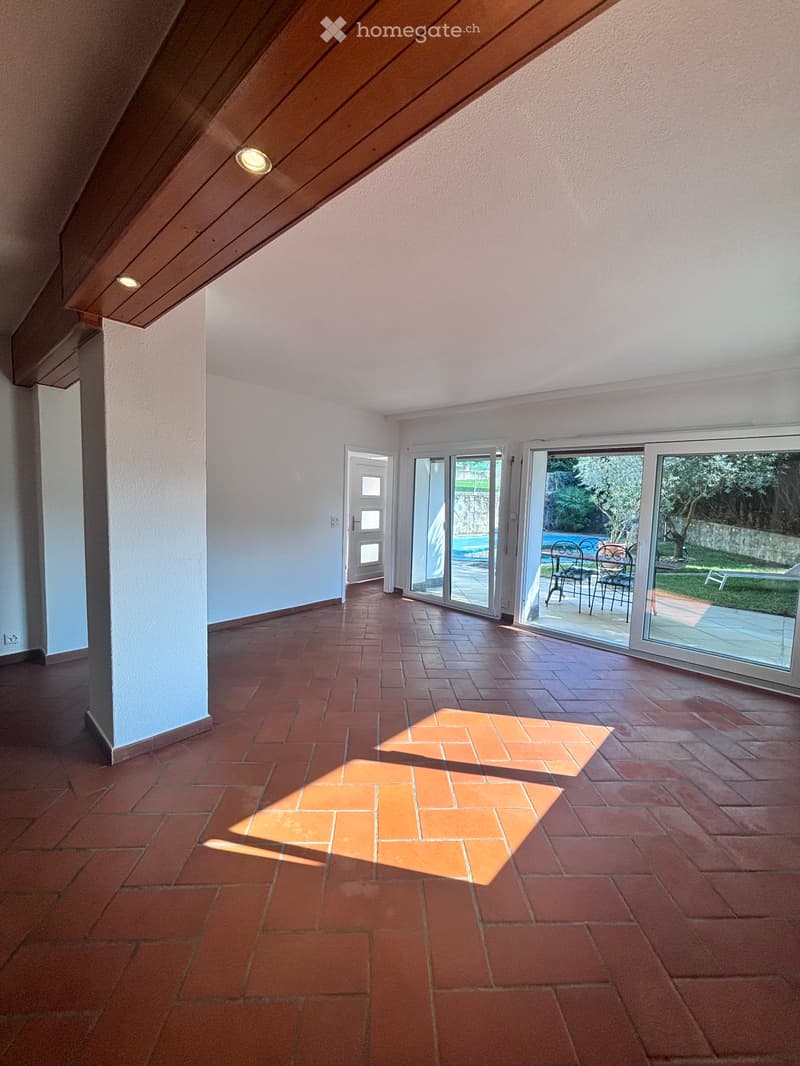 Casa unifamiliare di 210 m² con giardino e piscina. (2)