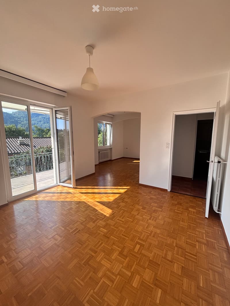 Casa unifamiliare di 210 m² con giardino e piscina. (1)