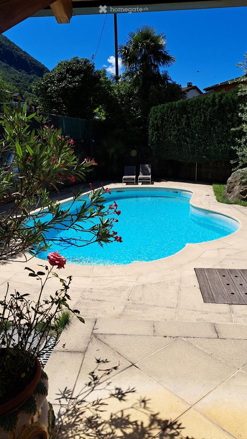 Casa unifamiliare di 210 m² con giardino e piscina. (5)