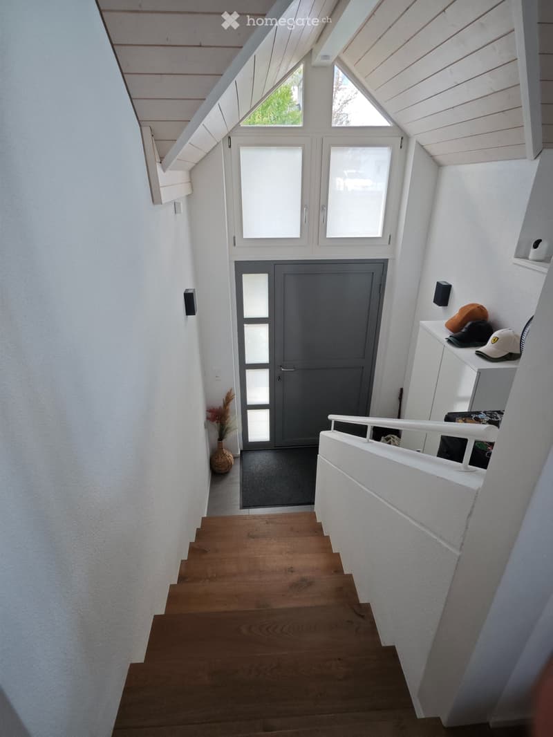 Befristet+Möbliert: Stilvolle Wohnung mit hohem Dach (3)