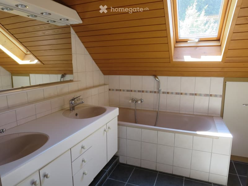 Charmante 6-Zimmer-Maisonette-Wohnung in Oberlangenegg (2)