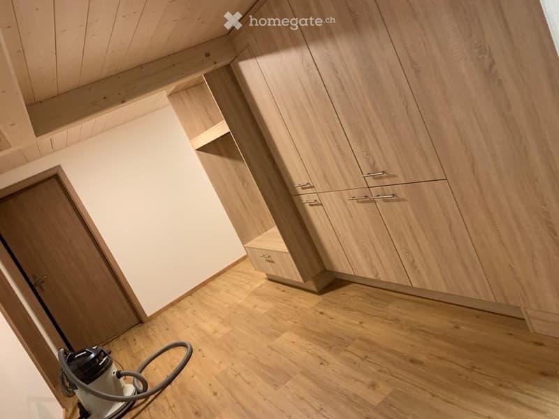 zu vermieten: 4.5-Zimmer-Wohnung, 2. OG (2)