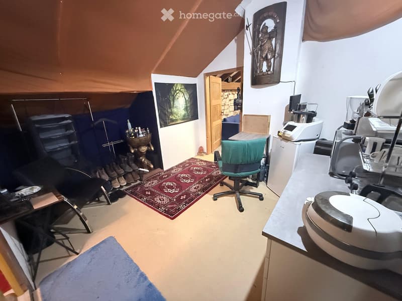 Voll möbliertes 1-Zimmer-Dachgeschoss-Atelier in Bülach. (4)