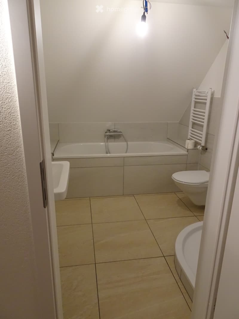 Schöne Dachwohnung in Uzwil mit Aussenparkplatz und Garten (4)