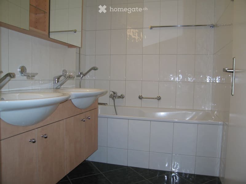 schöne 4.5 Zimmer Wohnung an ruhiger Lage (2)