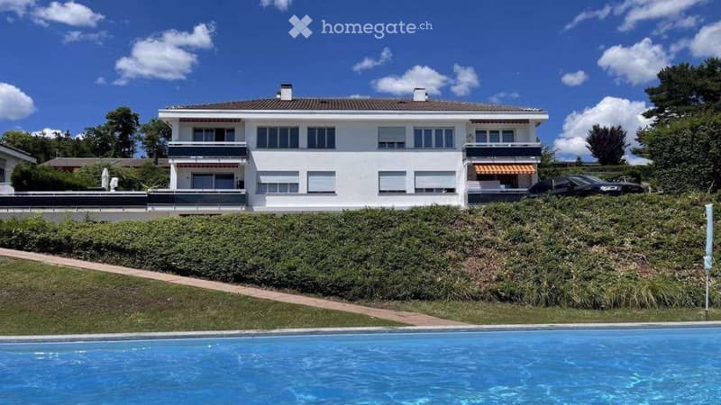 Spacieux 5.5 pc avec cheminée, piscine et vue sur lac (1)