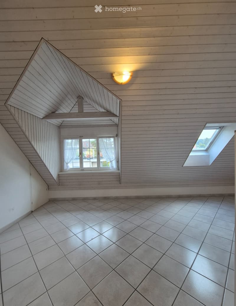 Dachwohnung mit Chemine und Balkon ,2.5 Zimmer hell getäfert (4)