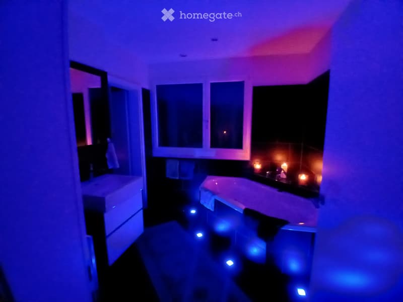 Tolles Zimmer mit eigenem Bad und Badewanne (2)