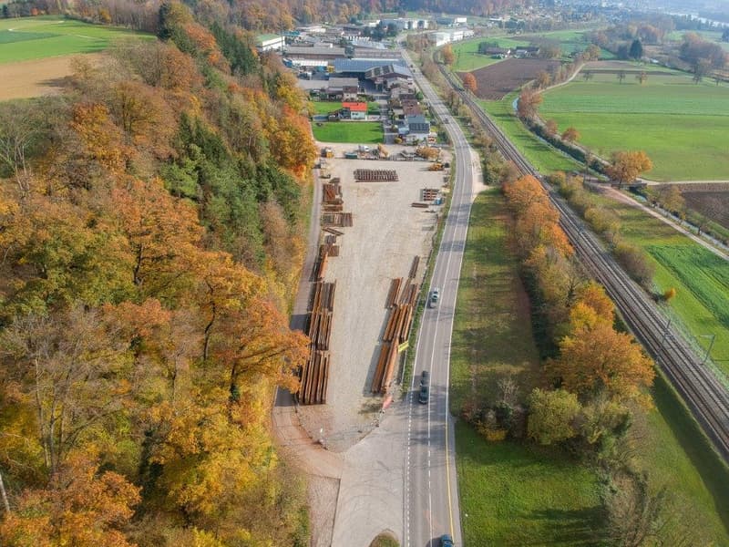 Aussen-Lagerflächen (ca. 1'000 m2) an verkehrsgünstiger Lage (1)