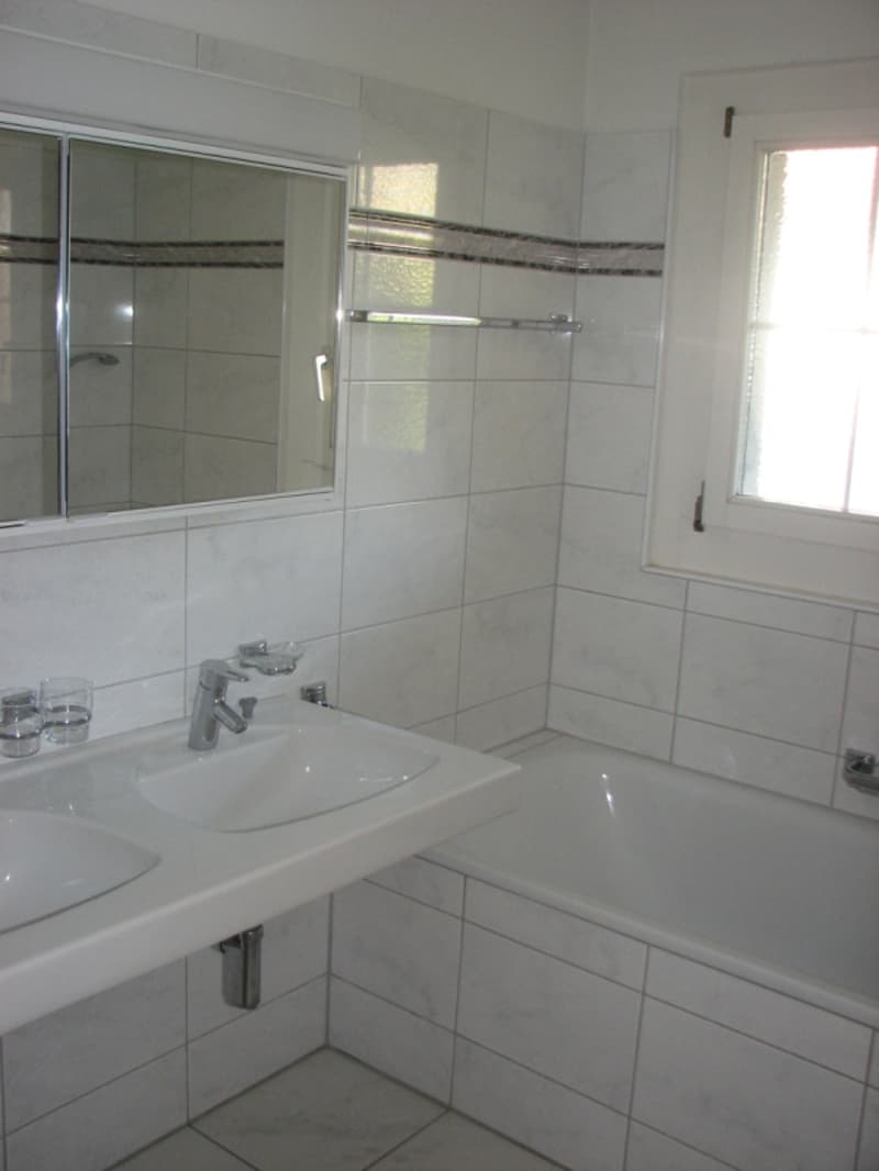 Grosszügige 5-Zimmer-Wohnung mit Cheminée und Balkon in Neerach (7)