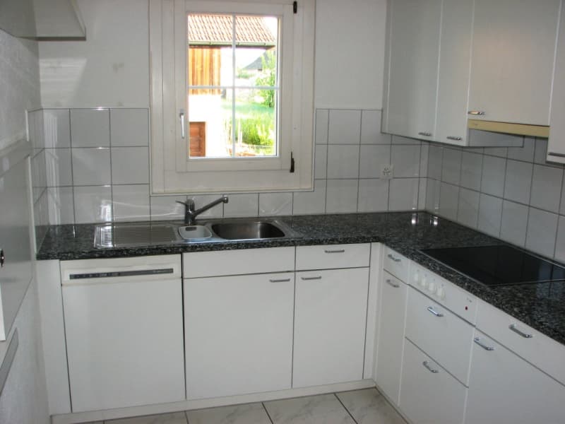Grosszügige 5-Zimmer-Wohnung mit Cheminée und Balkon in Neerach (2)