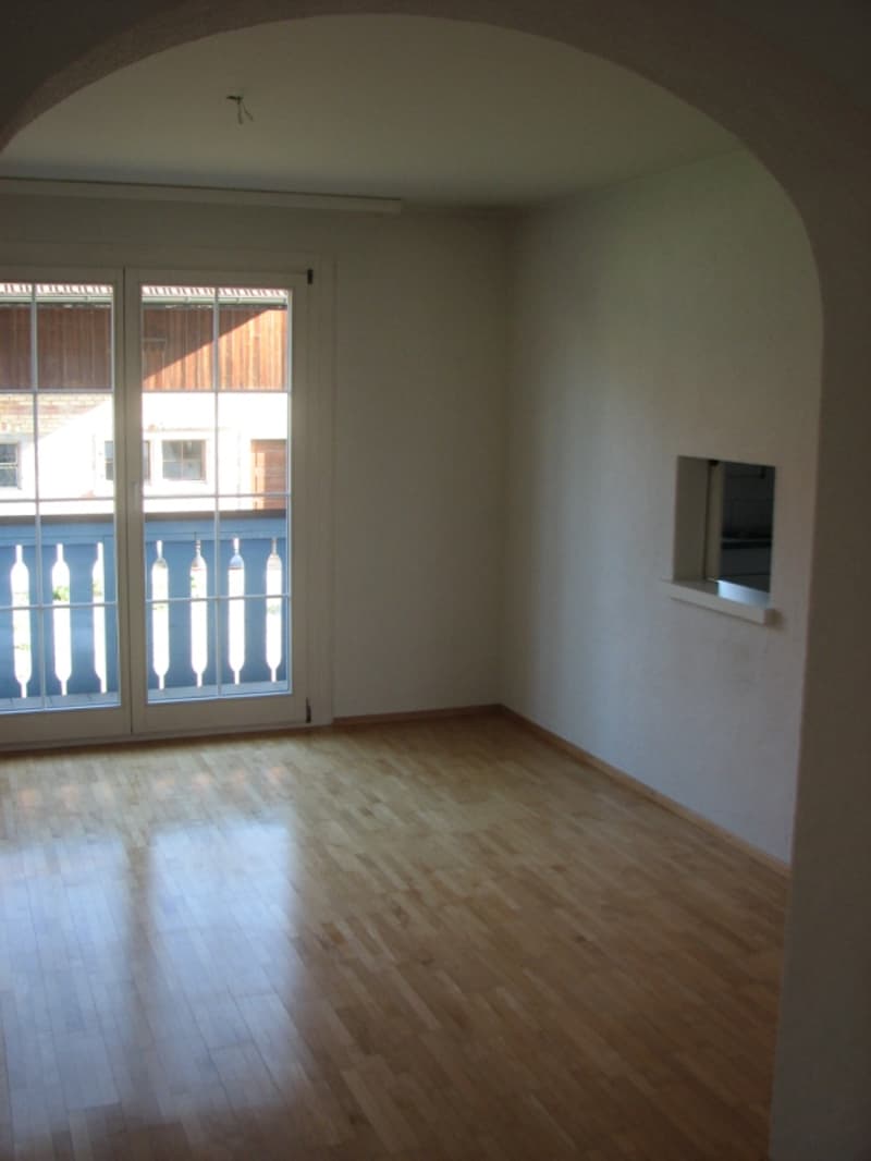 Grosszügige 5-Zimmer-Wohnung mit Cheminée und Balkon in Neerach (4)