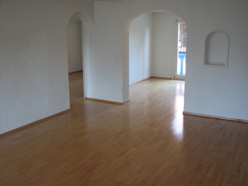Grosszügige 5-Zimmer-Wohnung mit Cheminée und Balkon in Neerach (3)