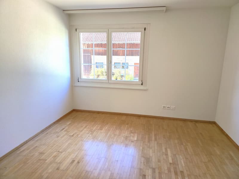 Grosszügige 5-Zimmer-Wohnung mit Cheminée und Balkon in Neerach (10)