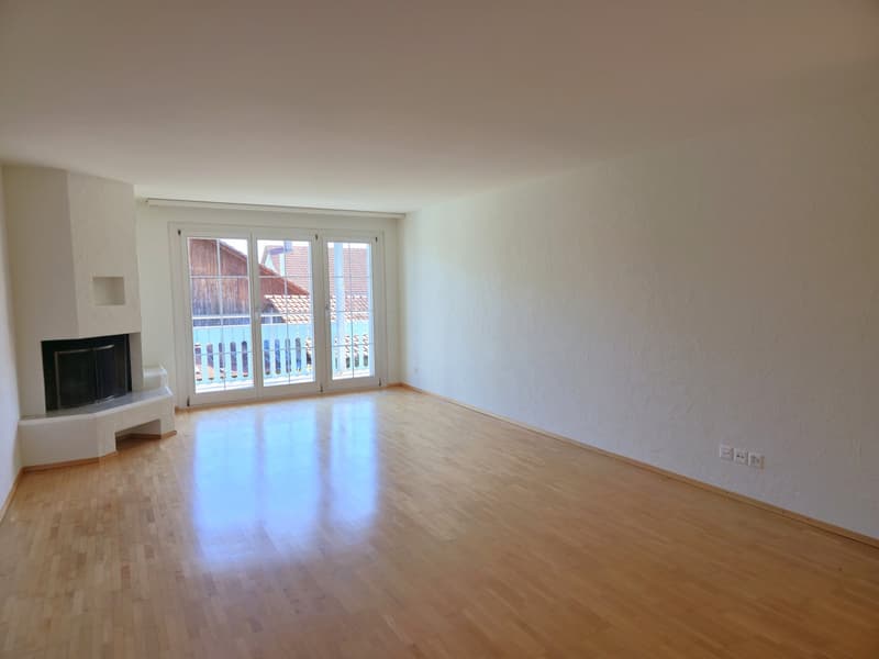 Grosszügige 5-Zimmer-Wohnung mit Cheminée und Balkon in Neerach (4)