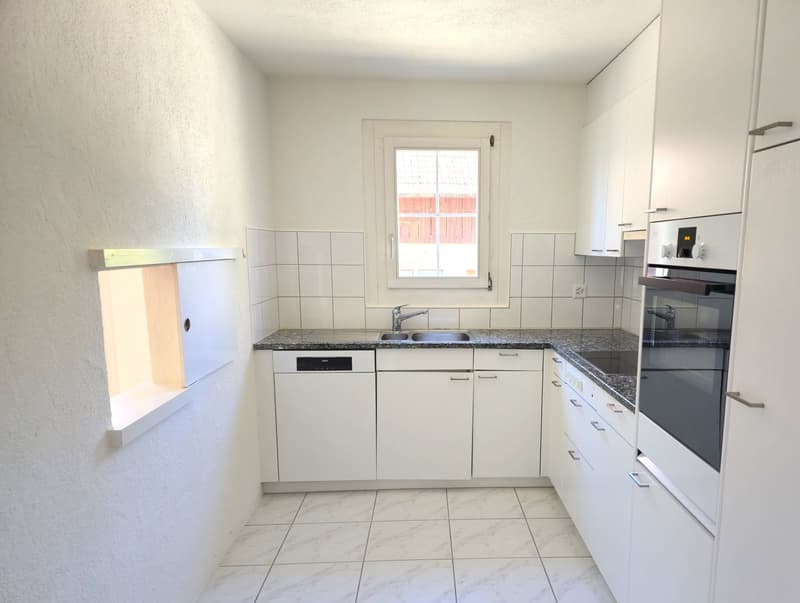 Grosszügige 5-Zimmer-Wohnung mit Cheminée und Balkon in Neerach (3)