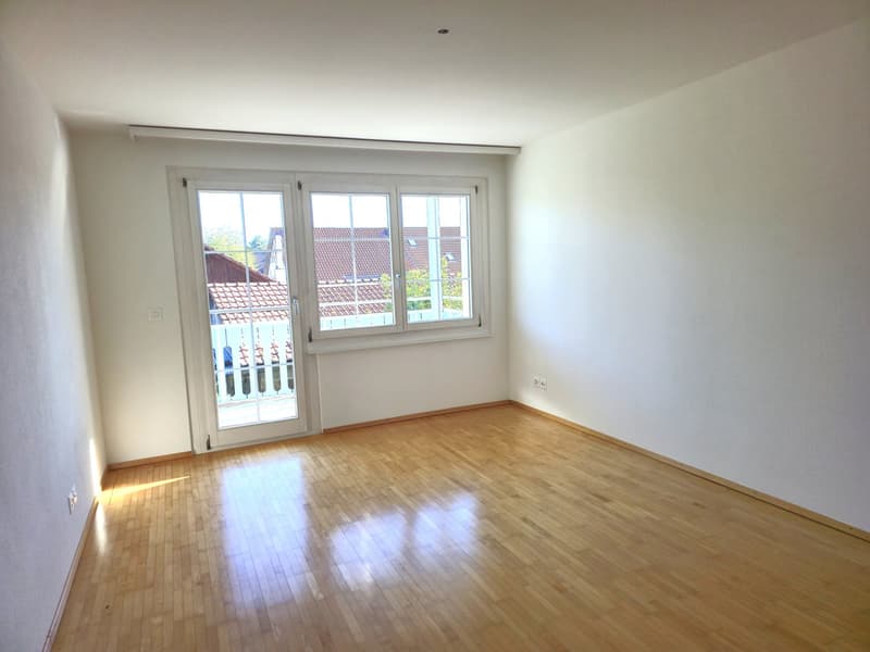 Grosszügige 5-Zimmer-Wohnung mit Cheminée und Balkon in Neerach (8)