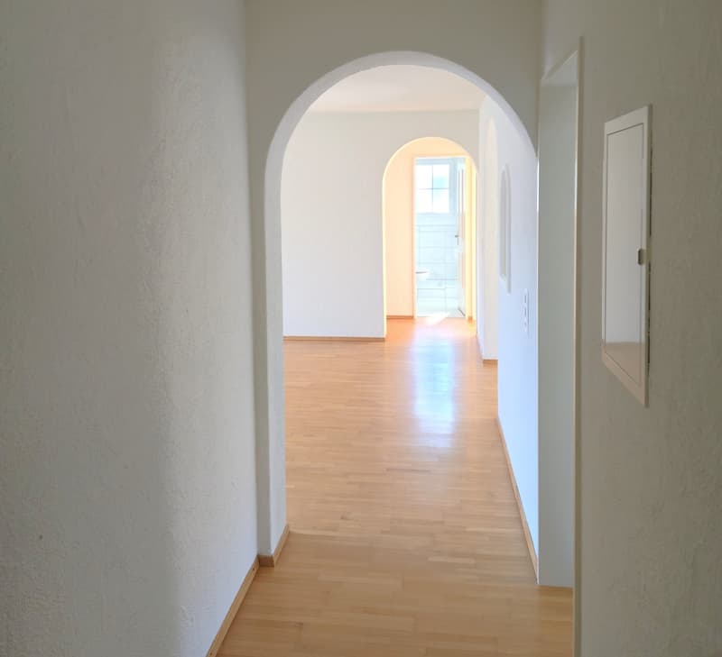 Grosszügige 5-Zimmer-Wohnung mit Cheminée und Balkon in Neerach (2)