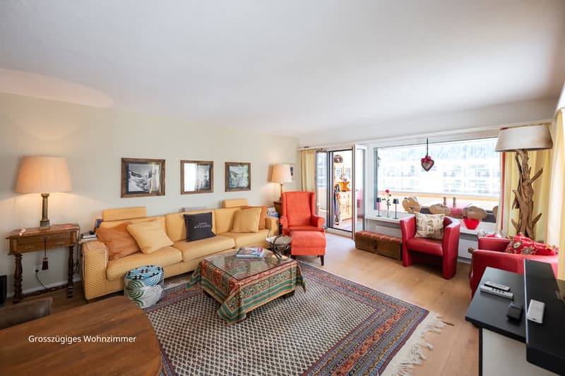 Geräumiges Wohnzimmer