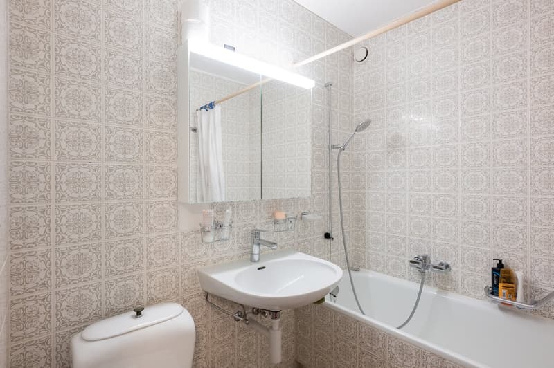 Charmante 3.5-Zimmer-Dachwohnung mit Balkon und Bergblick in Davos Platz (11)