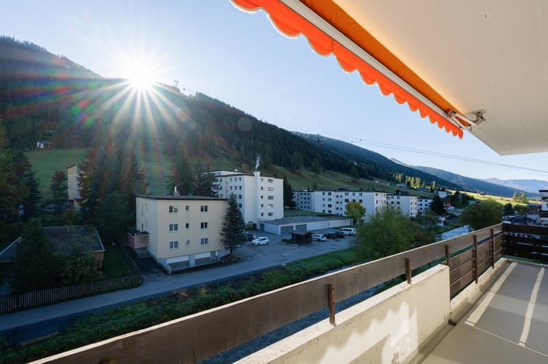 Charmante 3.5-Zimmer-Dachwohnung mit Balkon und Bergblick in Davos Platz (2)