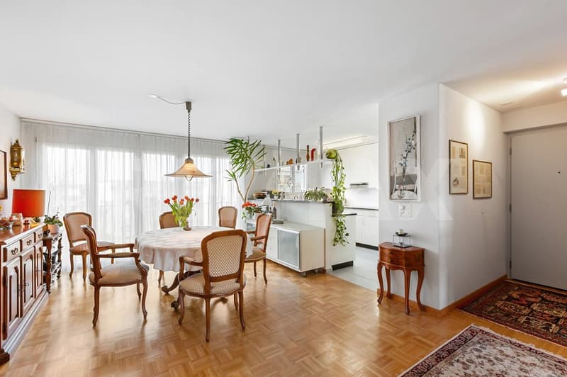 Grosszügige 4.5(-5.5)-Zi.-Wohnung im 2. OG mit Aussicht (4)