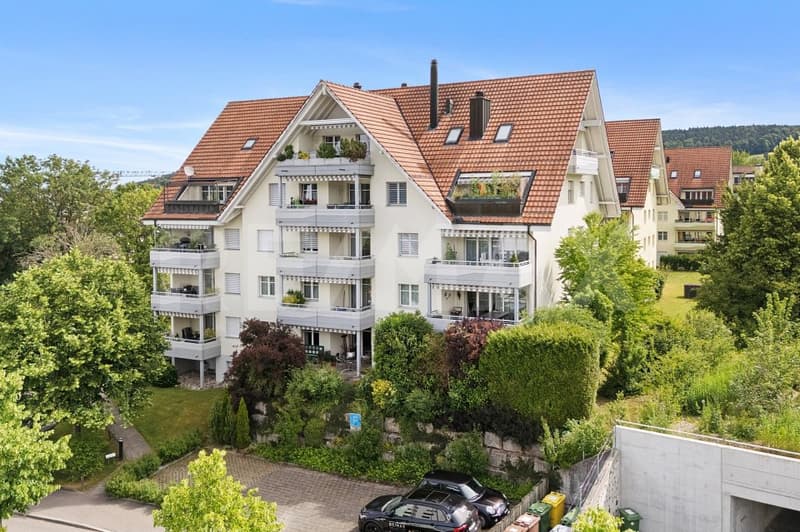 Charmante 4.5-Zi.-Dachwohnung mit sonnigem Balkon und Weitsicht (2)