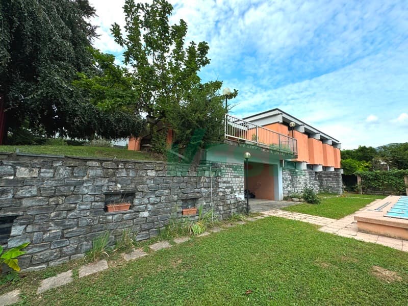 Spaziosa villa con piscina e splendida vista panoramica sui vigneti (2)