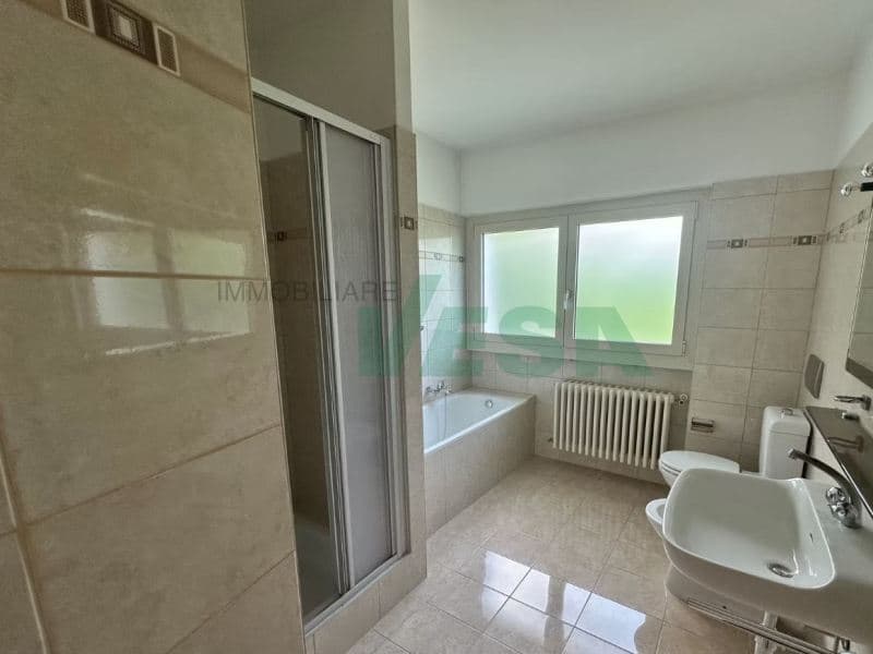 Incantevole villa dalle linee armoniose e moderne, immersa nei vigneti (8)