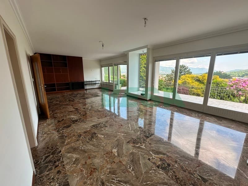 Incantevole villa dalle linee armoniose e moderne, immersa nei vigneti (2)