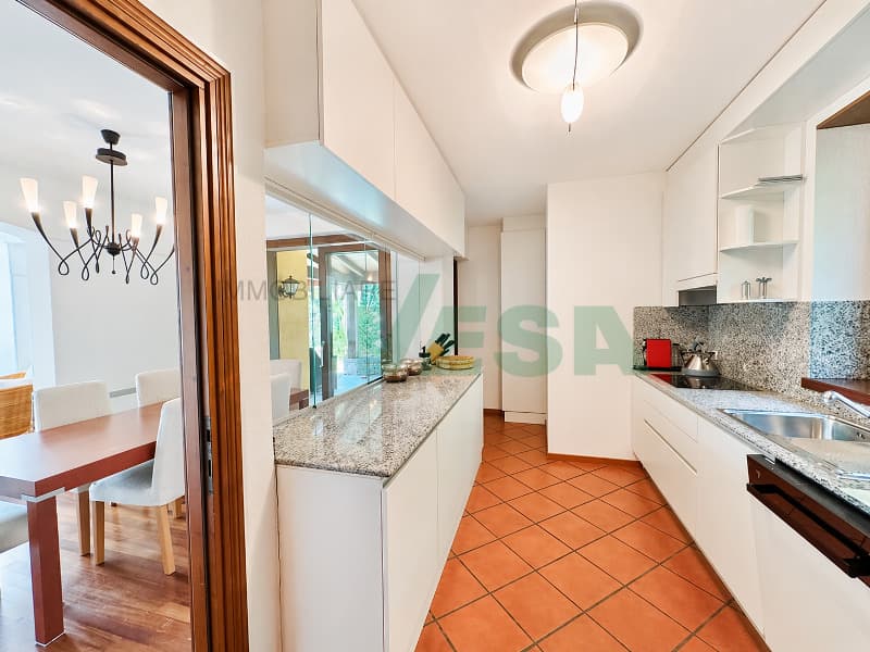 Elegante villa vista lago in esclusivo residence con piscina e tennis (8)