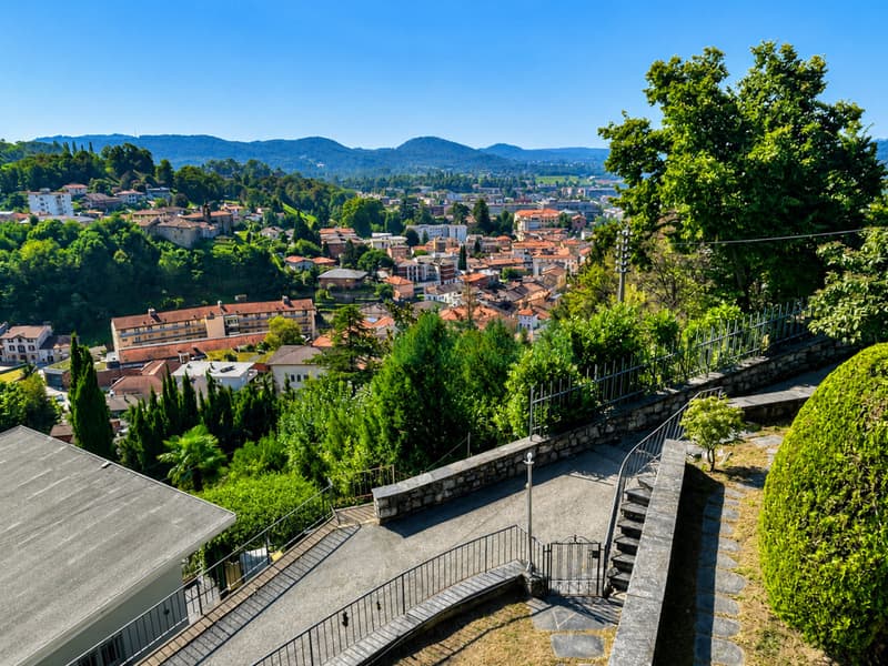Ampia casa con 3 appartamenti di diverse dimensioni, con bella vista (2)