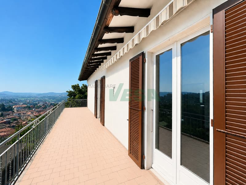 Ampia casa con 3 appartamenti di diverse dimensioni, con bella vista (9)