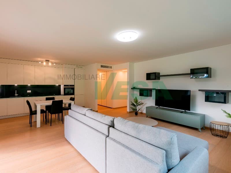 Magnifico attico 4,5 locali con grande terrazza e parziale vista lago (8)