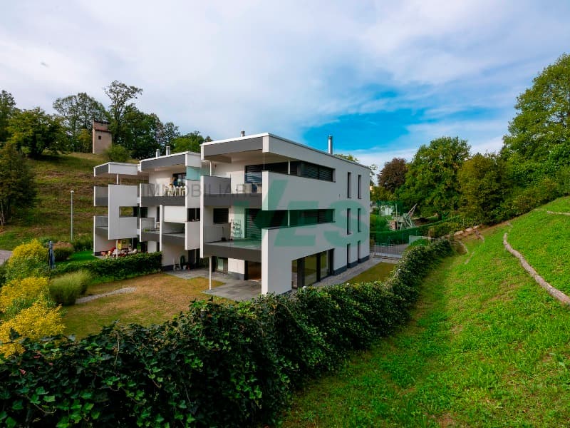 Magnifico attico 4,5 locali con grande terrazza e parziale vista lago (1)