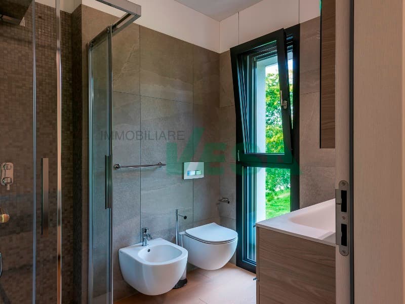 Magnifico attico 4,5 locali con grande terrazza e parziale vista lago (7)