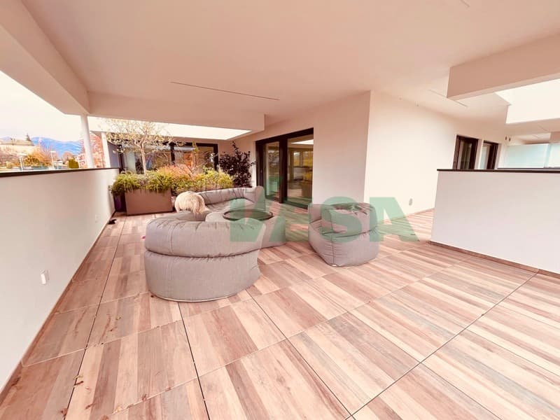 Magnifico attico 4,5 locali con grande terrazza e parziale vista lago (2)